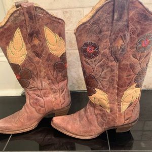 Size 7 Corral boots, Daisy Embroidery, VGUC